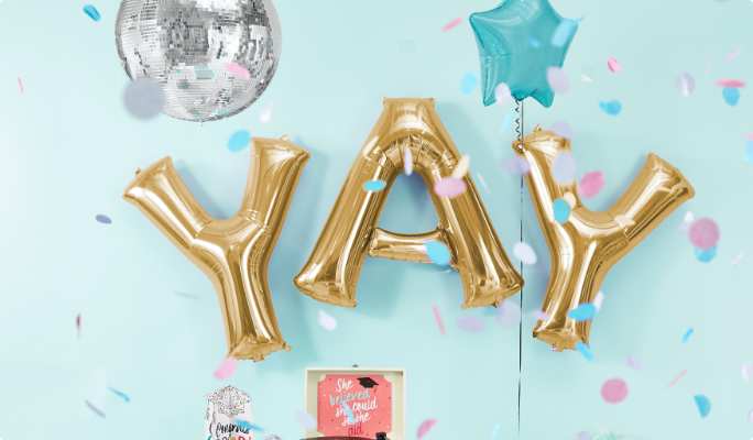 Ballons en lettres dorées « Yay » et confettis roses et bleus