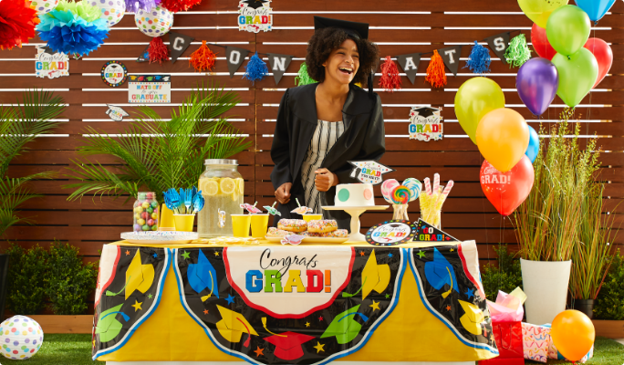 Décoration multicolore « Congrats Grad » avec table de rafraîchissements et personne