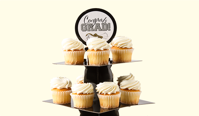 « Congrats Grad » Support à plats « Congrats Grad » avec petits gâteaux à la vanille