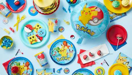 Tabletop with Pokémon-themed party favours, décor, and tableware.