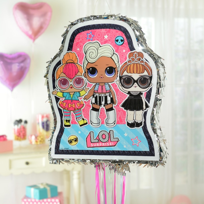 Piñata à thème LOL Surprise en avant-plan avec décorations de fête en arrière-plan