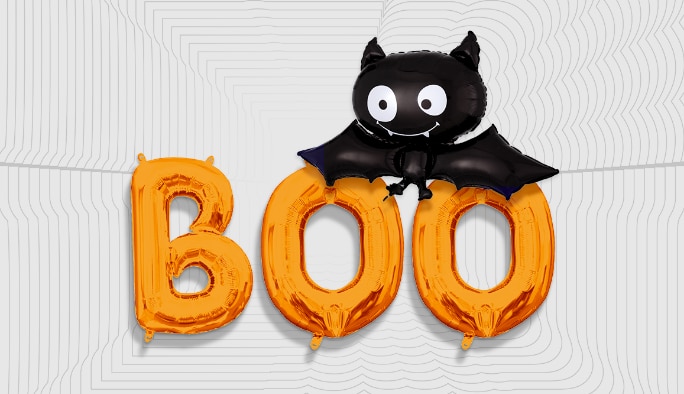Des ballons en lettres métalliques épelant le mot « Boo », avec un ballon en forme de chauve-souris.