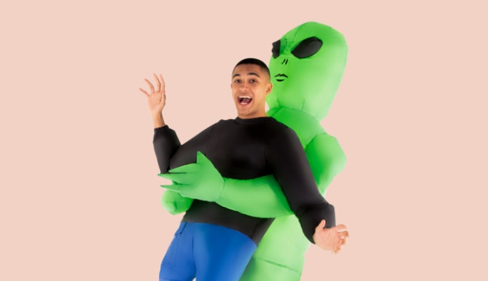 Un homme portant un costume d’extraterrestre gonflable.