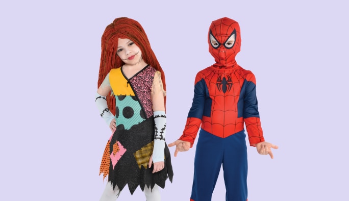 Une fille portant un costume de Sally avec un garçon portant un costume de Spider-Man. 
