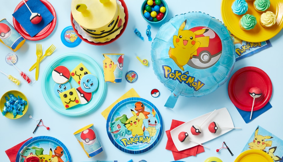 Ballons et articles de table Pokémon.