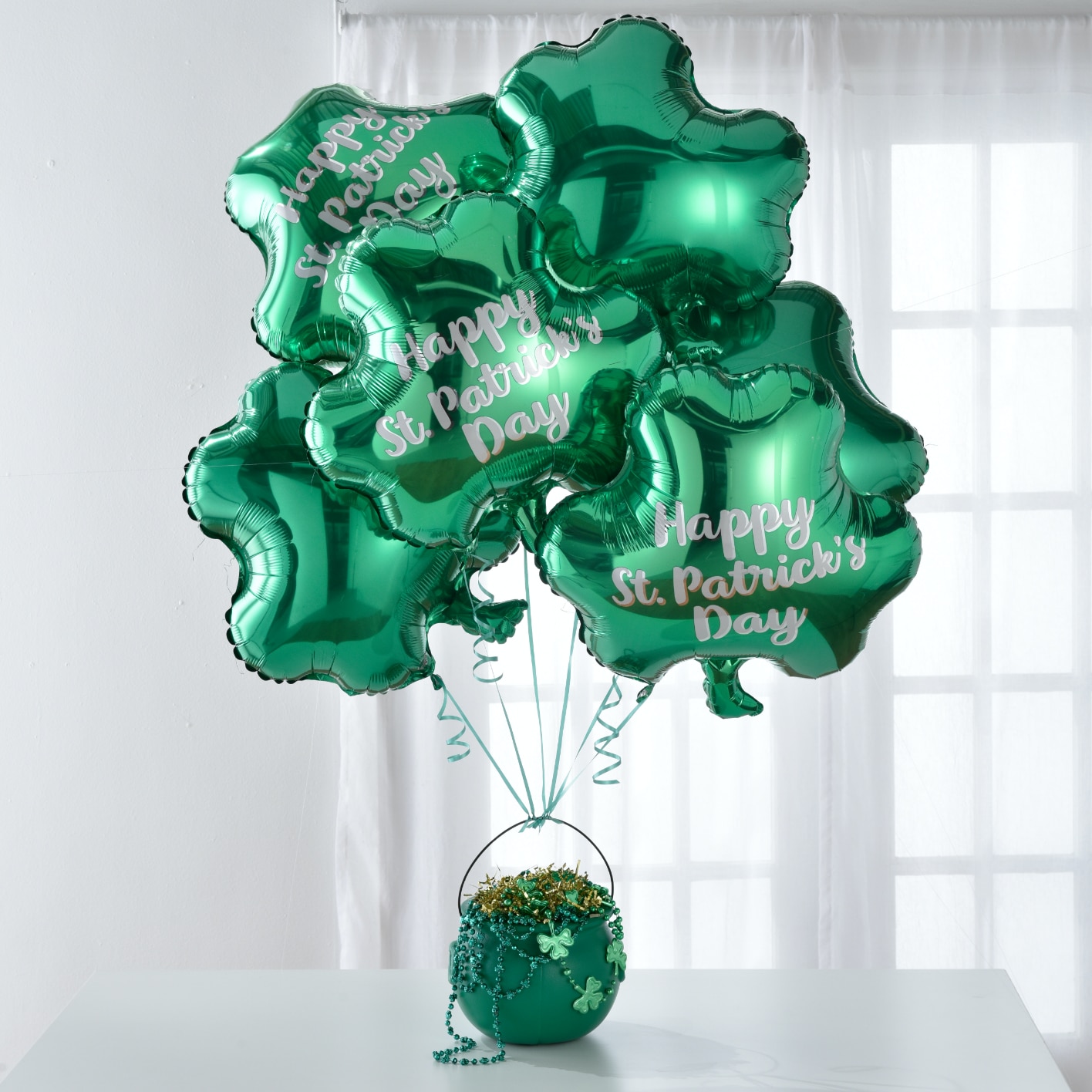 Bouquet de ballons en mylar en forme de trèfle de la Saint-Patrick.