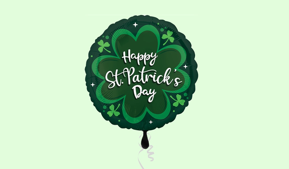 Un ballon rond de la Saint-Patrick en aluminium vert à thème de trèfles. 