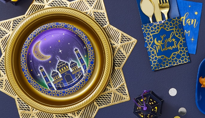 A blue, gold and violet table setting that includes an Eid dessert plate and other themed accessories. 