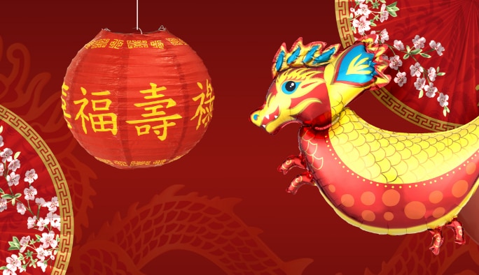 Décorations rouges et dorées, y compris un ballon dragon du Nouvel An lunaire et une lanterne en papier ronde.