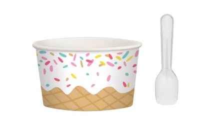  Une coupe de crème glacée jetable à thème de bonbons décoratifs et une cuillère blanche. 