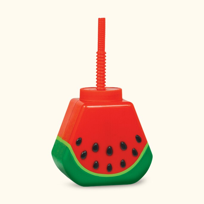 Un verre en plastique rouge et vert en forme de melon d’eau avec paille.