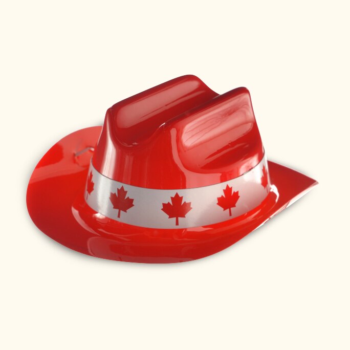 Un chapeau de cowboy en plastique rouge et blanc à mini feuilles d’érable pour la fête du Canada.