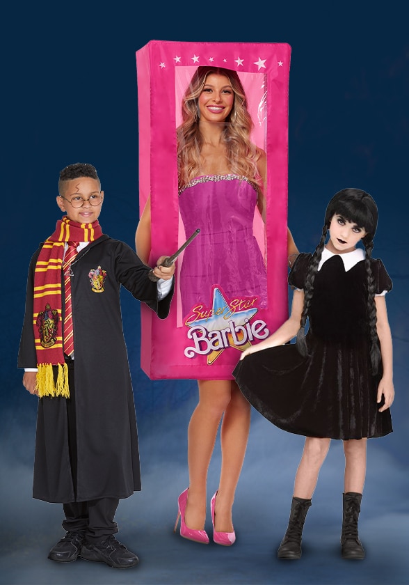 Un garçon portant un costume Harry Potter, une femme portant un costume de boîte Barbie et une fille portant un costume de fille gothique.