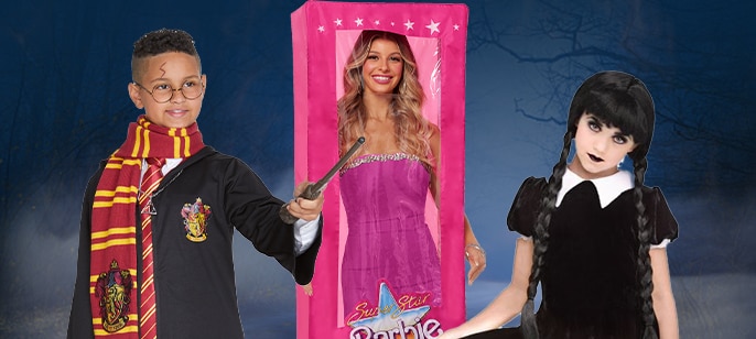 Un garçon portant un costume Harry Potter, une femme portant un costume de boîte Barbie et une fille portant un costume de fille gothique.