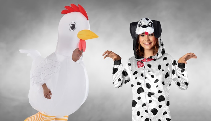 Un adulte portant un costume gonflable de coq et une fille portant un costume de dalmatien.