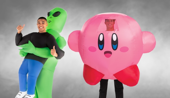 Un costume gonflable d’un extra-terrestre qui soulève un homme et un costume gonflable de Kirby de Nintendo.