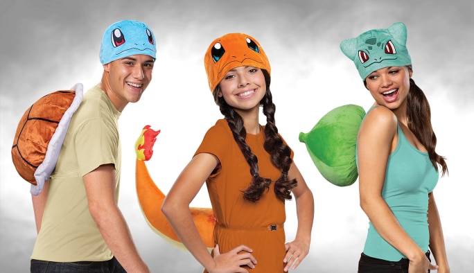 Trois adultes portant des costumes de personnages Pokémon.