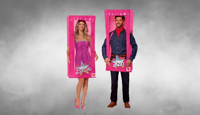 Une femme portant un costume de boîte Barbie et un homme portant un costume de boîte Ken.