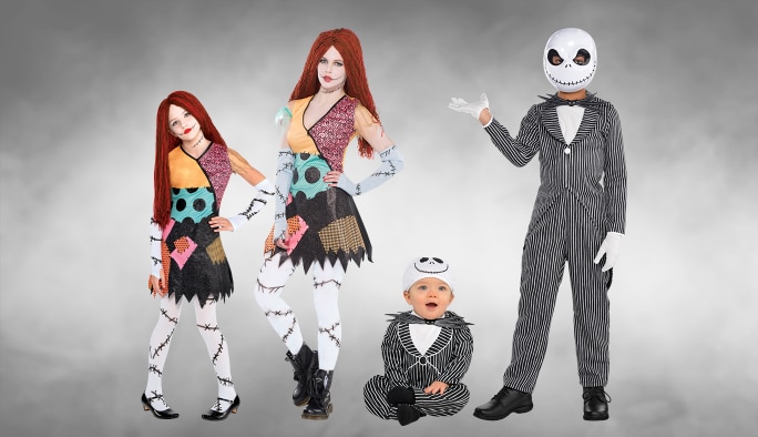 Une fille et une femme portant des costumes Sally et un homme et un bébé portant des costumes Jack Skellington.