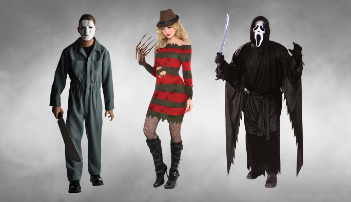 Un homme portant un costume Michael Myers, une femme portant un costume Freddy Kreuger et un homme portant un costume Ghostface.