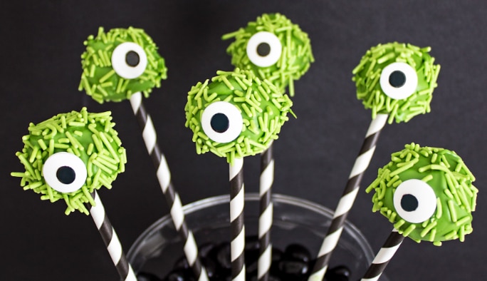Des gâteaux-sucettes verts à thème d’œil de monstre.