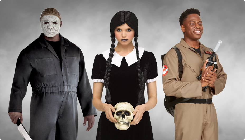 Un homme portant un costume de Michael Myers, une femme portant un costume de fille gothique et un homme portant un costume SOS Fantômes.