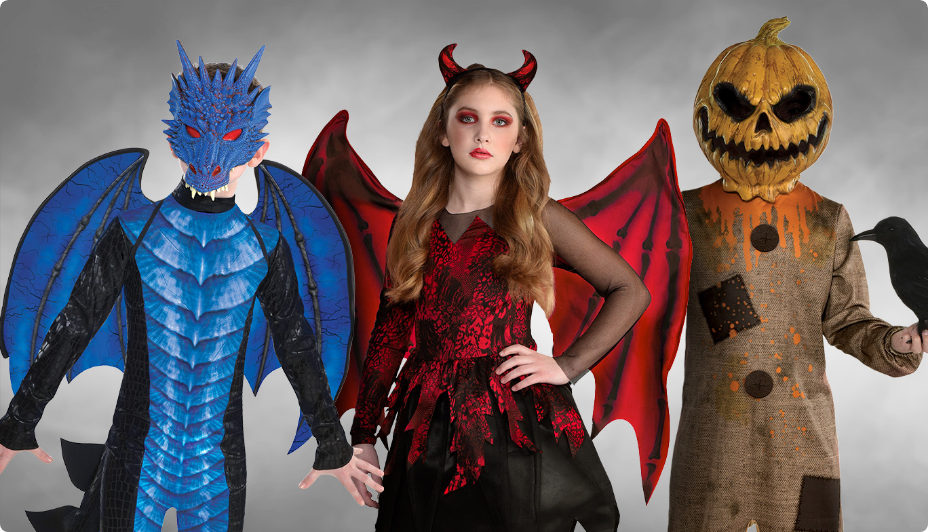 Un enfant portant un costume de dragon mortel bleu, une fille portant un costume de diable et un enfant portant un costume de citrouille pourrie.