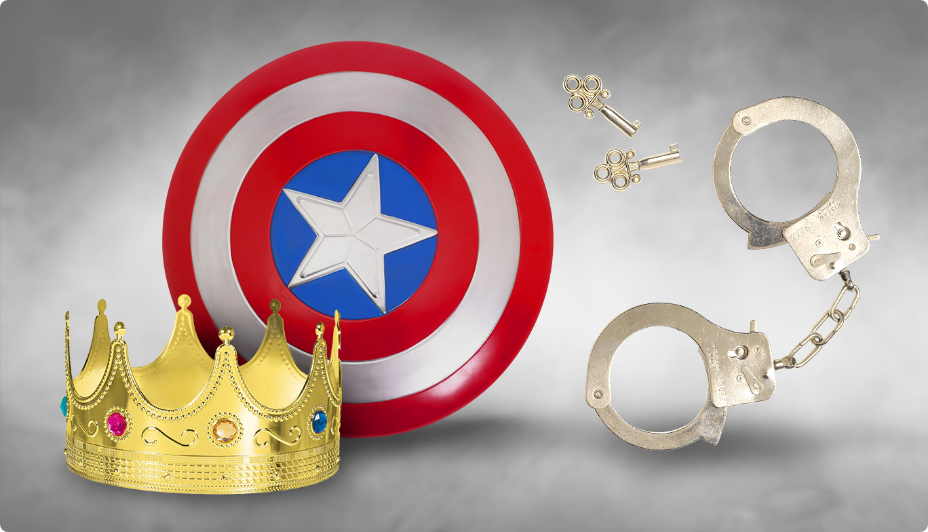 Une couronne à bijoux pour costume, un bouclier de Captain America pour enfants et des menottes pour costumes.
