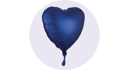 Un ballon bleu marine en forme de cœur.