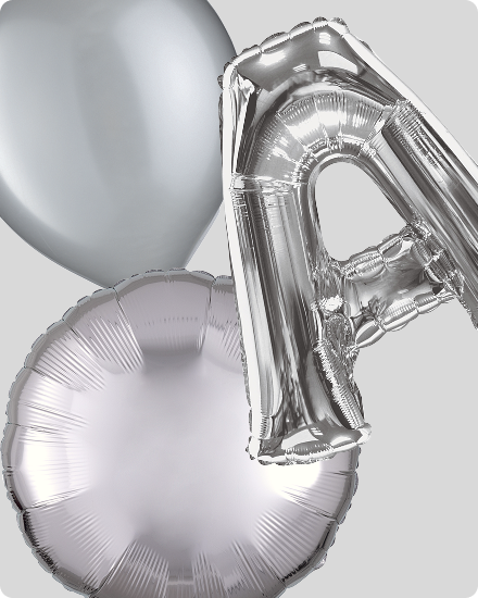 Deux ballons ronds argentés avec un ballon en forme de la lettre A.