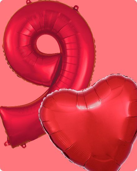 Un ballon rouge en forme de chiffre 9 avec un ballon en forme de cœur.