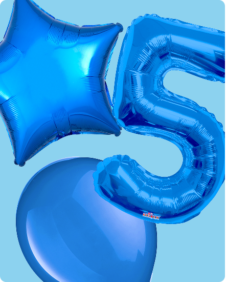 Un ballon bleu en forme du chiffre 5, un ballon rond et un ballon en forme d’étoile.
