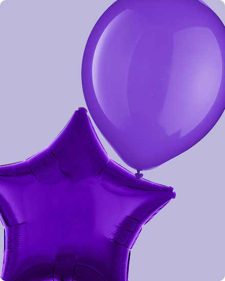 Des ballons violets.