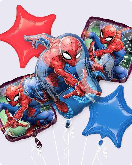 Trois ballons Spider-Man à côté de ballons bleus et rouges en forme d’étoiles.