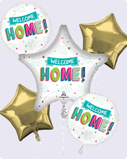 Un bouquet de ballons blancs et dorés avec l’imprimé « Welcome Home ».