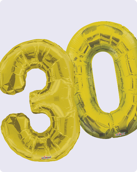 Des ballons dorés en forme du chiffre 30.