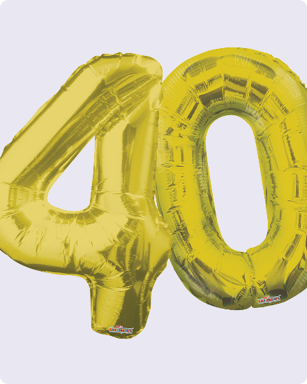 Des ballons dorés en forme du chiffre 40.