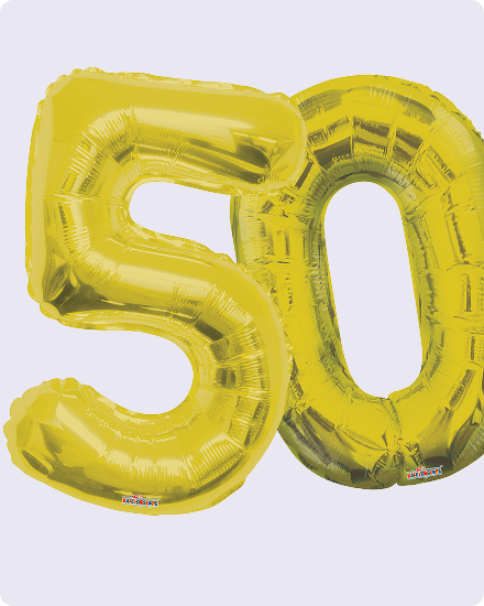 Des ballons dorés en forme du chiffre 50.