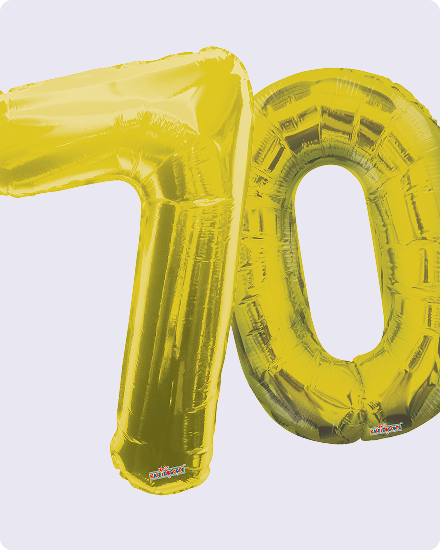 Des ballons dorés en forme du chiffre 70.