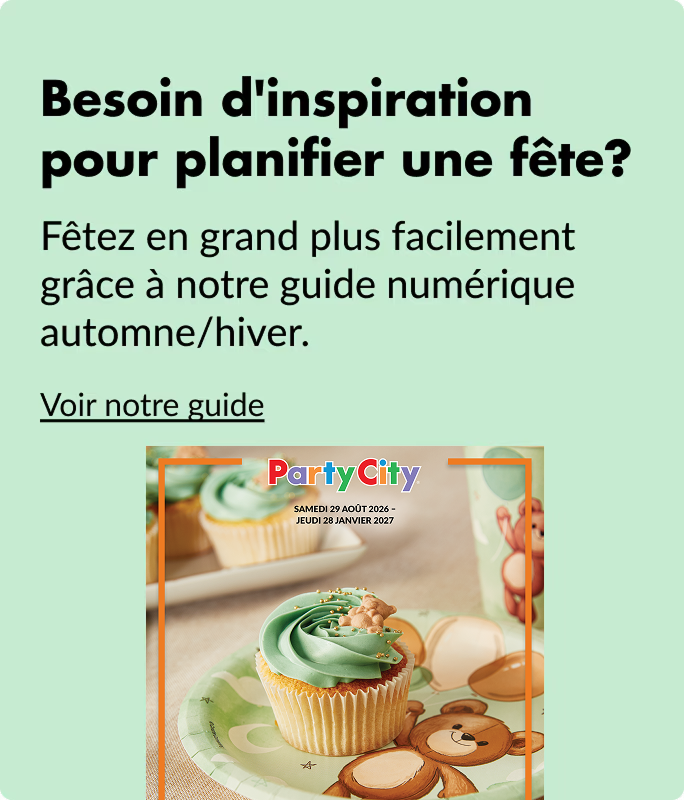 Un petit gâteau avec du glaçage vert posé sur une assiette de fête blanc et vert ornée d'un ours en dessin animé.