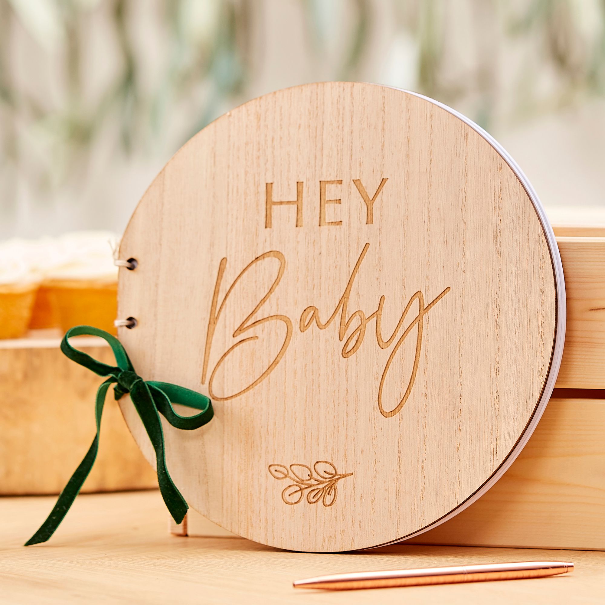 Livre d'invités en bois Ginger Ray Hey Baby Front_Angled_Left