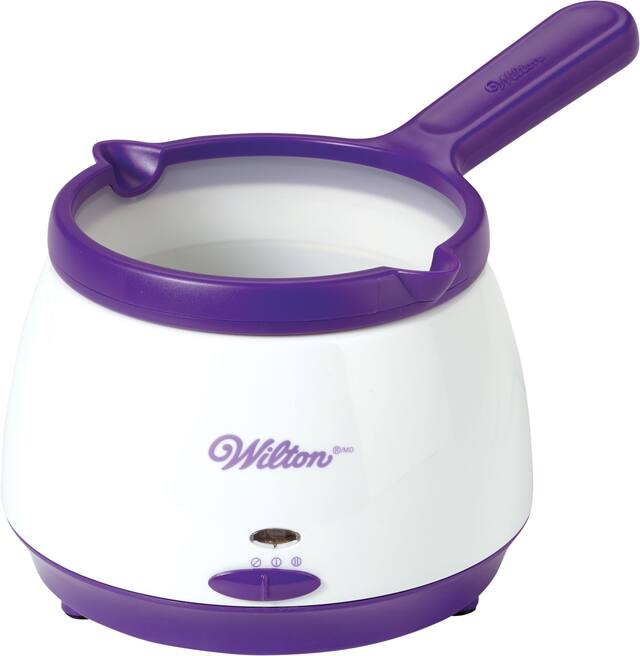 Creuset pour bonbons Candy Melts Wilton, violet/blanc, 6 po, pour trempette de fruits/décoration Front_Angled_Left