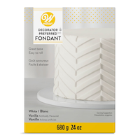 Fondant décoratif comestible Wilton Decorator Preferred, blanc, 24 oz, aromatisé à la vanille artificiel, pour cuisson/décoration de gâteau Front_Flat