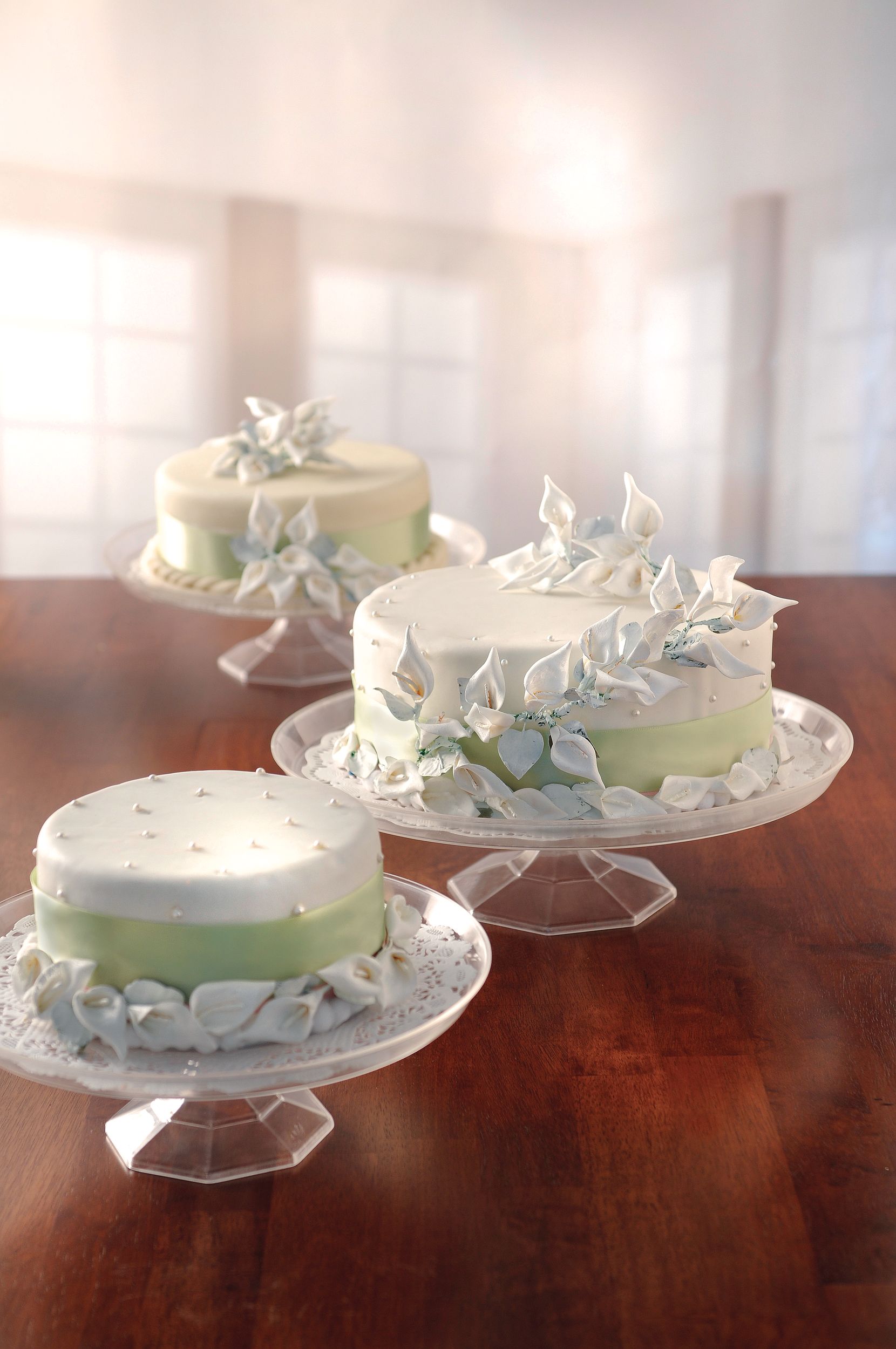 Large Plastic Cake Treat Stand, Clear, 13.5-in, for Treat Display Birthday/Baby Shower/Wedding/Anniversary Composite_or_Mixed