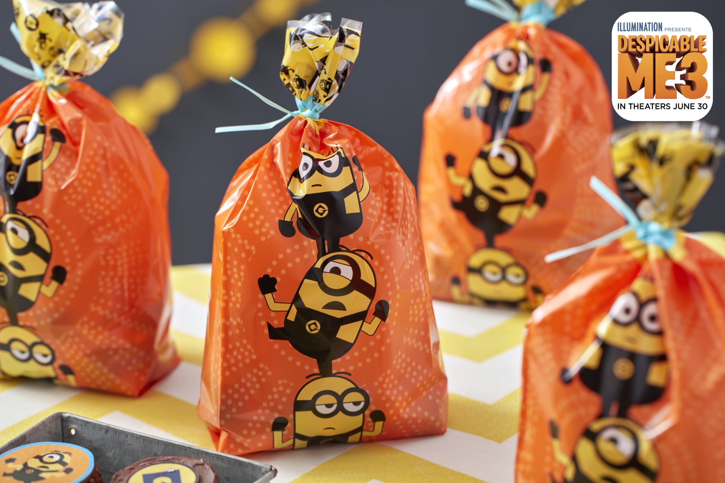 Minions Treat Bag, 16-pk Composite_or_Mixed