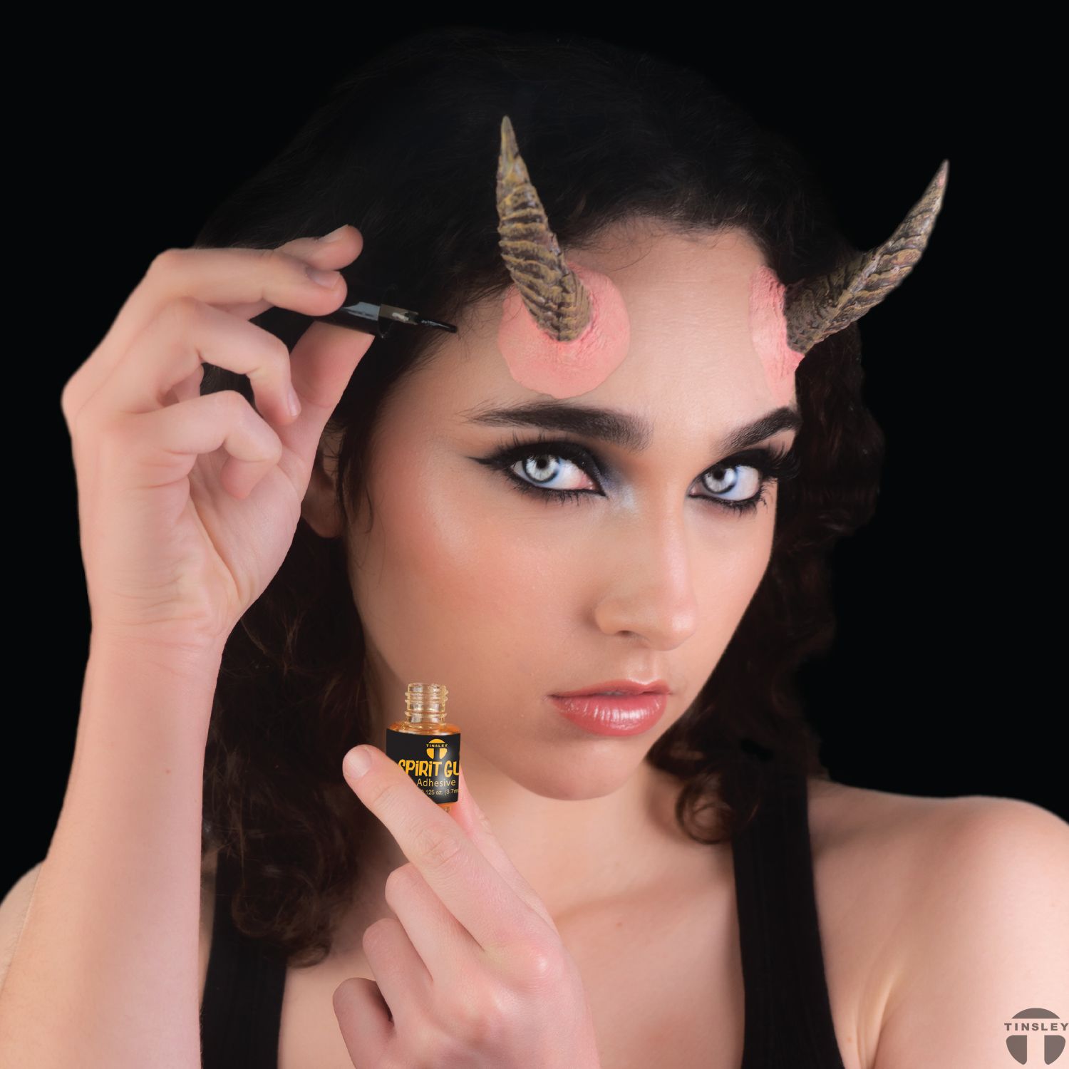 Adhésif liquide Spirit Gum pour prothèses et accessoires pour les cheveux Front_Angled_Right