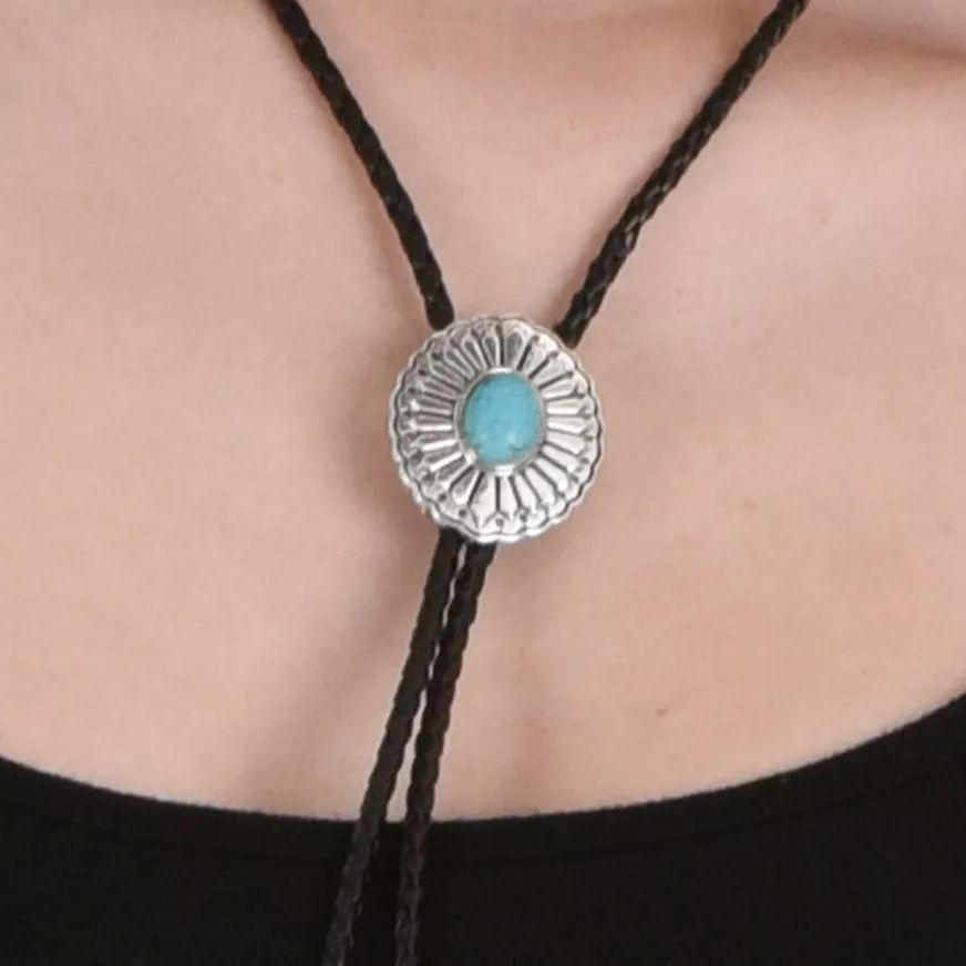 Cravate-ficelle, western moderne CloseUp