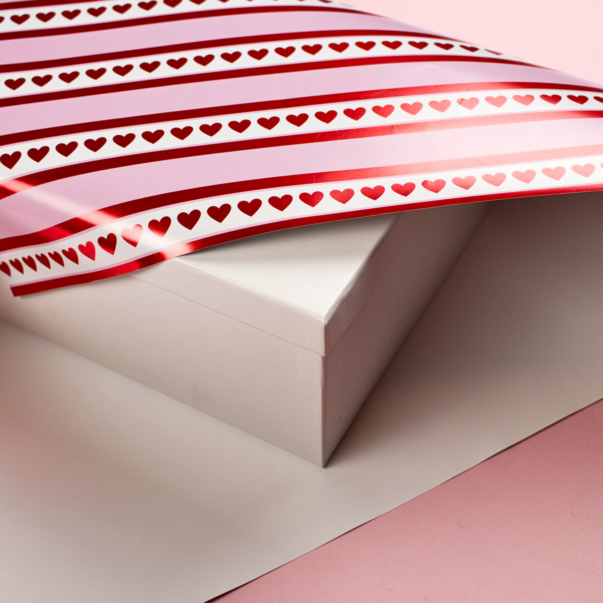 Rouleau de papier d'emballage coeurs rayés bonbon de la Saint-Valentin CloseUp