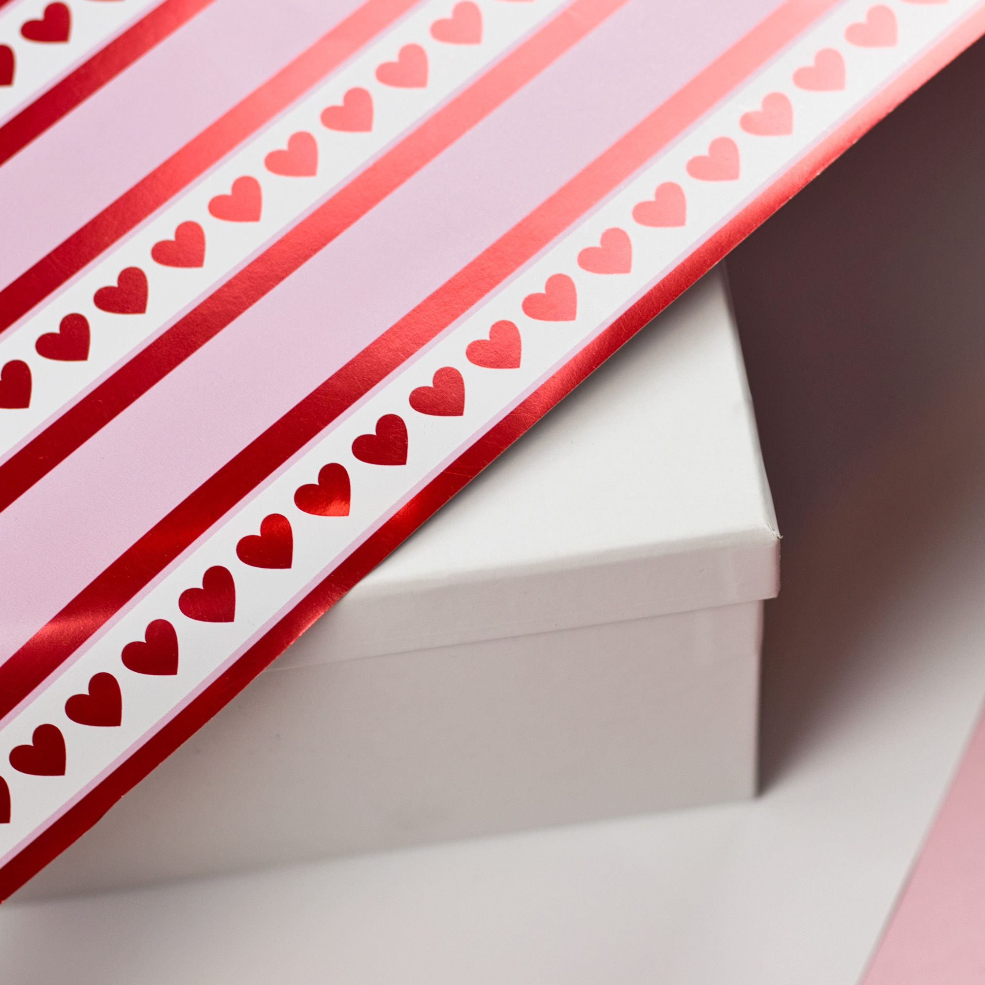 Rouleau de papier d'emballage coeurs rayés bonbon de la Saint-Valentin CloseUp