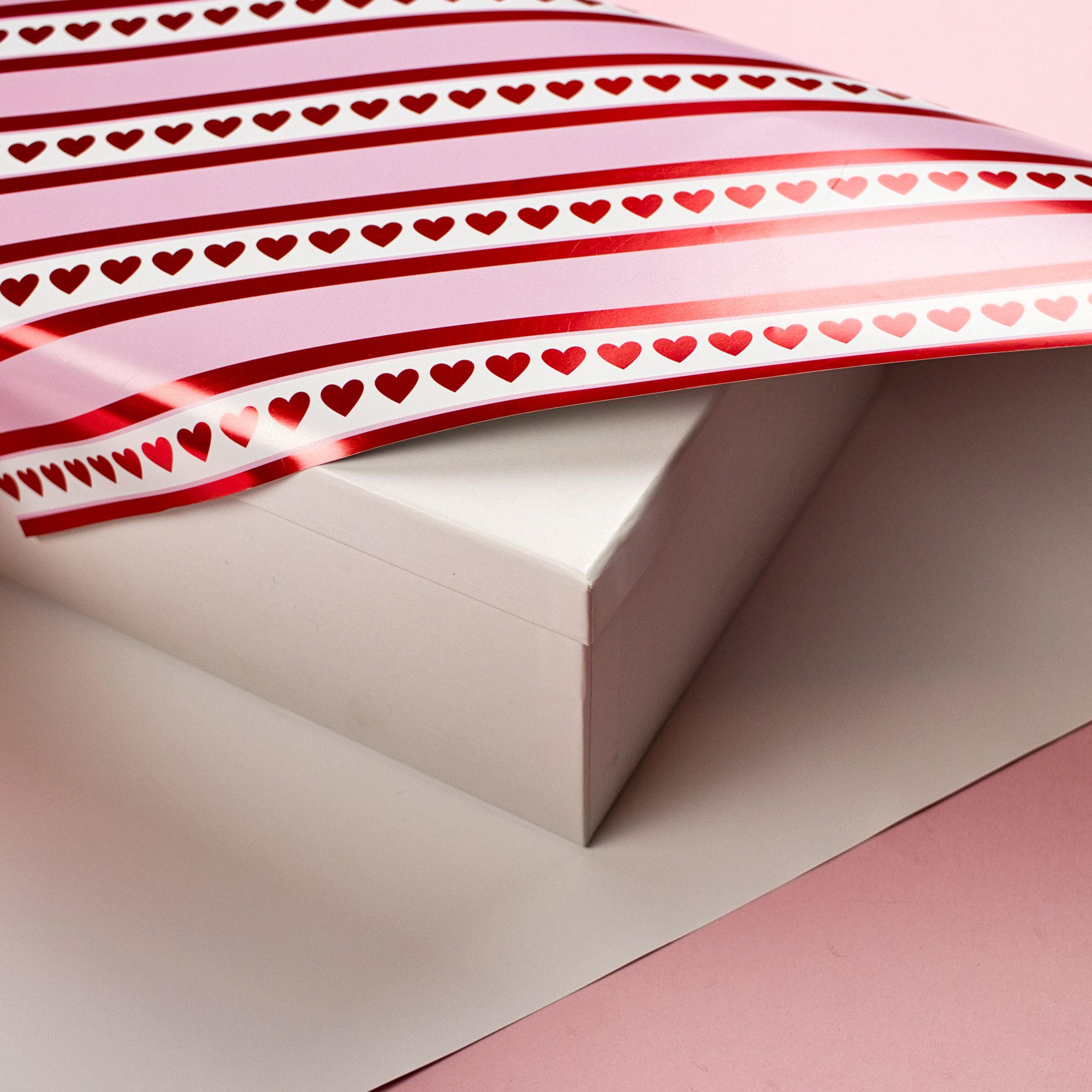 Rouleau de papier d'emballage coeurs rayés bonbon de la Saint-Valentin CloseUp